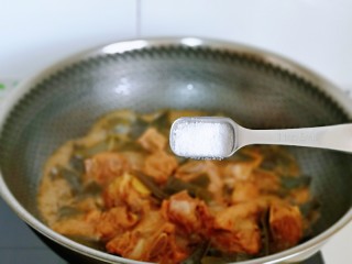 14、海带炖排骨,15分钟后按个人口味加入盐。