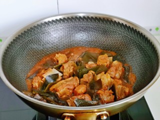 15、海带炖排骨,大火收汁至浓稠即可。