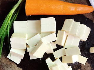 1、家常烧豆腐,豆腐切块