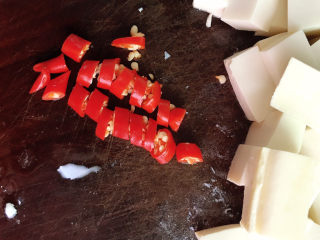 3、家常烧豆腐,小米辣切圈