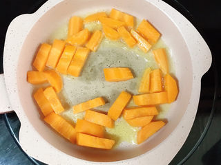 5、家常烧豆腐,放入胡萝卜