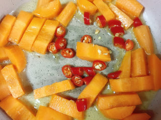 6、家常烧豆腐,放入小米辣