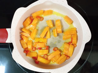 7、家常烧豆腐,炒2-3分钟