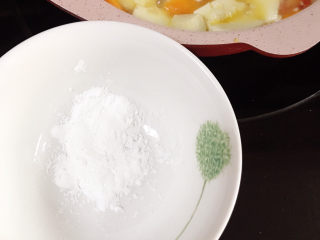 11、家常烧豆腐,生粉中加入少许清水