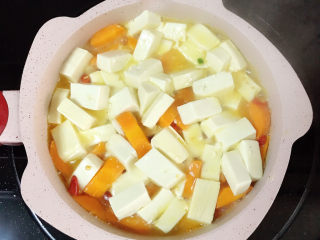 9、家常烧豆腐,加入少量清水