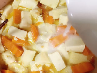 12、家常烧豆腐,拌匀后倒入煮熟的豆腐中