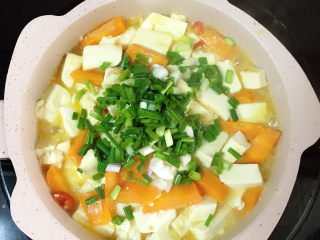 13、家常烧豆腐,撒上葱花