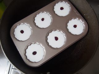 11、枸杞水晶糕,将模具放入锅中，蒸约8分钟左右熟透即可