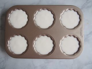 9、枸杞水晶糕,倒入过筛后的面糊