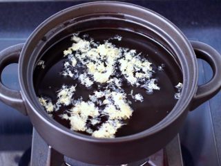 2、草莓牛奶燕耳露,砂锅里倒入适量的清水,放入免洗的燕耳。