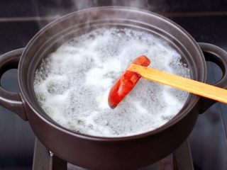 3、草莓牛奶燕耳露,大火煮沸后。