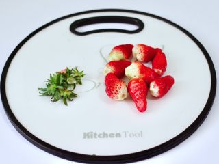 9、草莓牛奶燕耳露,洗干净的草莓去蒂。