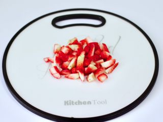 10、草莓牛奶燕耳露,用刀切成小块。