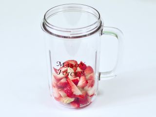 11、草莓牛奶燕耳露,榨汁杯里放入草莓。