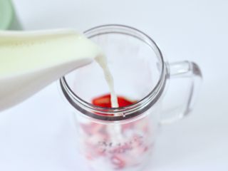 12、草莓牛奶燕耳露,这个时候加入牛奶。