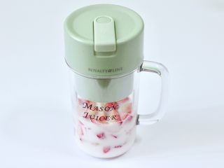 13、草莓牛奶燕耳露,盖上盖子,启动开启键。