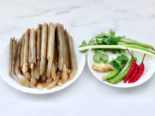 1、白灼刀把蛏子,首先备齐所有的食材。