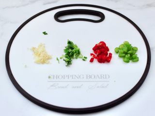 2、白灼刀把蛏子,把姜切末，小米辣和杭椒切圈，香菜切碎。