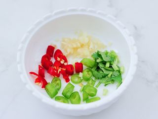 3、白灼刀把蛏子,现在来做蘸汁，把切好的姜和香菜，小米辣和杭椒放入碗中。