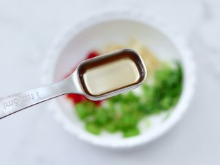 4、白灼刀把蛏子,先加入米醋。