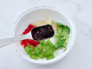 5、白灼刀把蛏子,再加入蚝油。