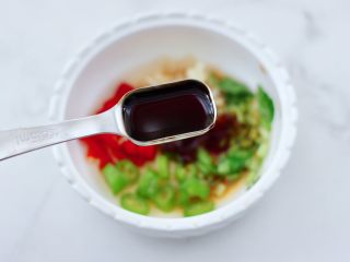 6、白灼刀把蛏子,加入味极鲜酱油。