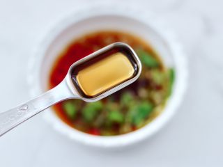 7、白灼刀把蛏子,最后加入芝麻油。