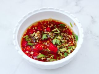 8、白灼刀把蛏子,把所有的调料混合搅拌均匀，蘸汁就做好了。