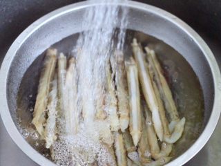 9、白灼刀把蛏子,把刀把蛏子用淡盐水浸泡吐沙后，用自来水反复冲洗干净。