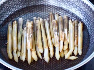 10、白灼刀把蛏子,锅中倒入适量的清水，放入洗净的刀把蛏子。