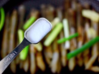 12、白灼刀把蛏子,放入一勺盐。