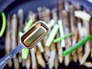 13、白灼刀把蛏子,加入料酒去腥提鲜。