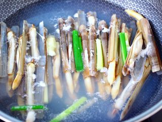 14、白灼刀把蛏子,大火煮沸后，看见刀把蛏子张口即可关火。