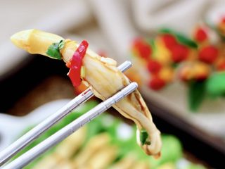 15、白灼刀把蛏子,把煮好的的刀把蛏子码盘即可，蘸汁就可以大快朵颐了，嘻嘻，看馋了没有。