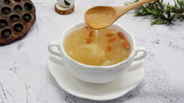 美容养颜的莲子百合银耳羹