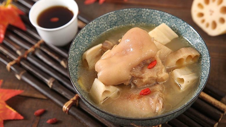 滋润养颜贴秋膘必备猪蹄莲藕汤