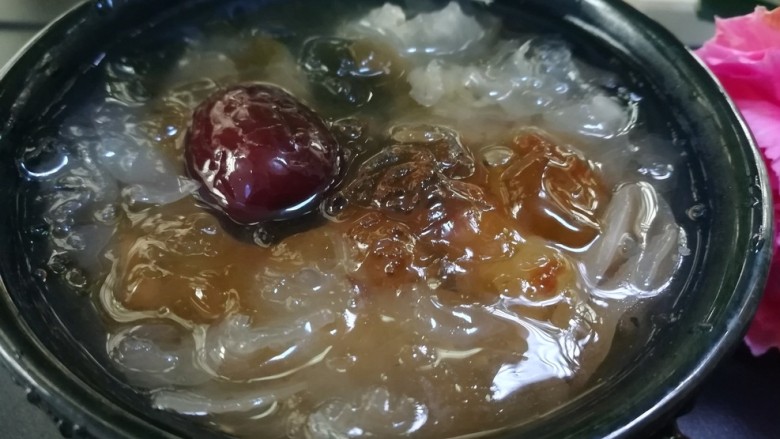 女人养颜美容的圣品银耳桃胶红枣羹