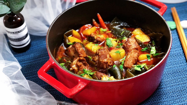 红烧土豆排骨海带结土豆烧排骨