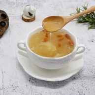 美容养颜的莲子百合银耳羹