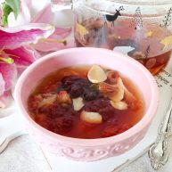 玫瑰花红枣百合桃胶甜羹
