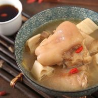 滋润养颜贴秋膘必备猪蹄莲藕汤