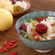 美容养颜气色好桂花红枣银耳雪梨汤