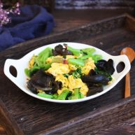 木耳菠菜炒鸡蛋