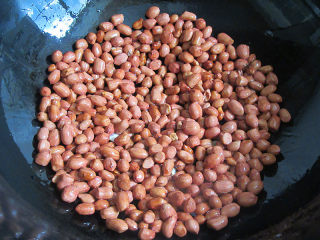 2、下酒菜凉拌黄瓜花生米,花生米倒入预热的锅中，