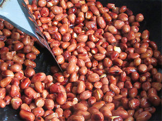 3、下酒菜凉拌黄瓜花生米,滴入几滴食用油，开小火翻炒，炒至微微上色即可关火放凉，如果炒的时间过长会发黑，吃起来就是糊味哦