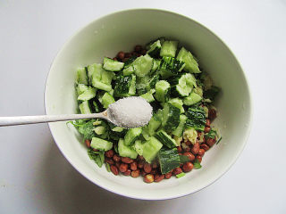 11、下酒菜凉拌黄瓜花生米,加入盐腌渍