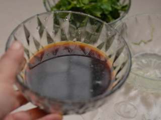 7、鸡蛋酸菜炒粉丝，酸香开胃特别好吃,准备生抽，老抽，另加一点儿水兑成汁。