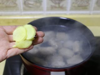 3、糖醋排骨,放入一半的姜片