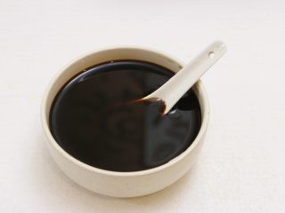 7、糖醋排骨,准备糖醋汁:取1个小碗,碗中依次加入老抽、生抽、冰糖、醋和清水,拌匀调成糖醋汁备用
