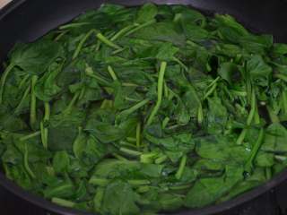 6、凉拌菠菜,焯水一分钟左右。无需太长时间，菠菜稍变软就可以。